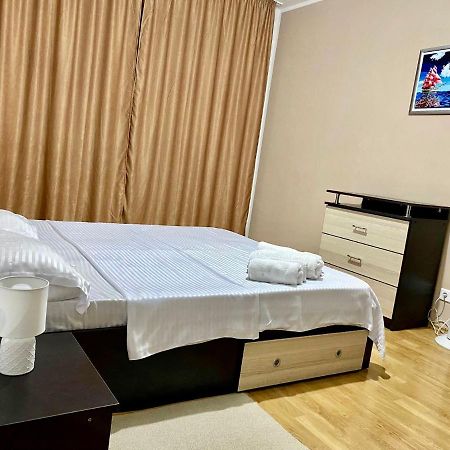 Sky Modern 1 Bedroom Apt W Free Parking Bucureşti Ngoại thất bức ảnh
