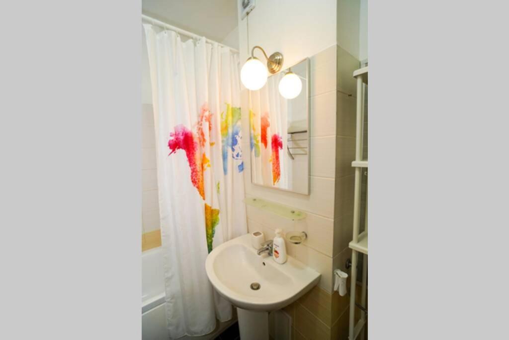 Sky Modern 1 Bedroom Apt W Free Parking Bucureşti Ngoại thất bức ảnh